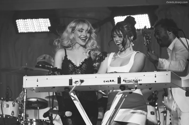 Sabrina Carpenter photo 4 of 6403