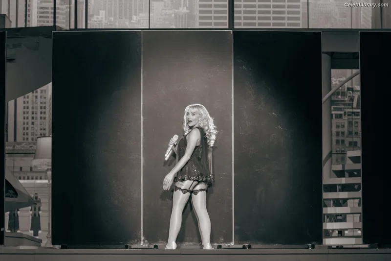 Sabrina Carpenter photo 14 of 6403