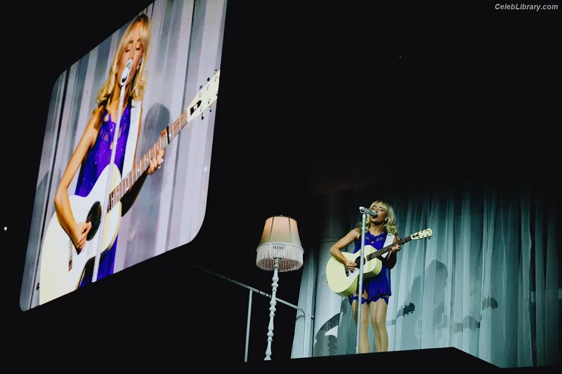 Sabrina Carpenter photo 16 of 6403