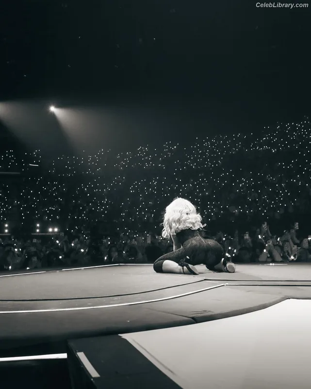 Sabrina Carpenter photo 2 of 6403