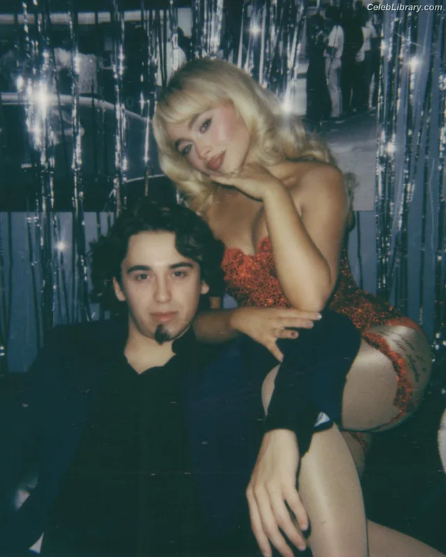 Sabrina Carpenter photo 3 of 6403