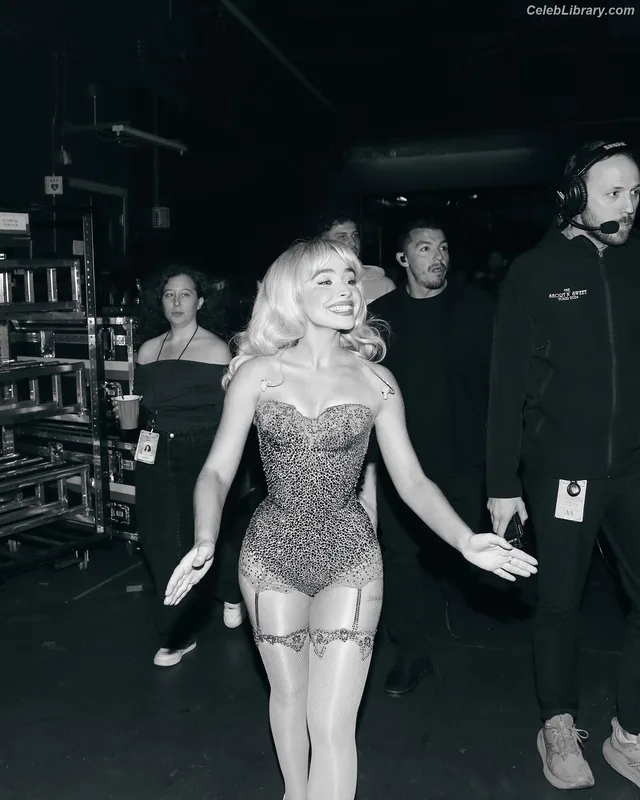 Sabrina Carpenter photo 12 of 6403