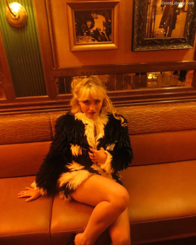 Sabrina Carpenter photo 24 of 6403
