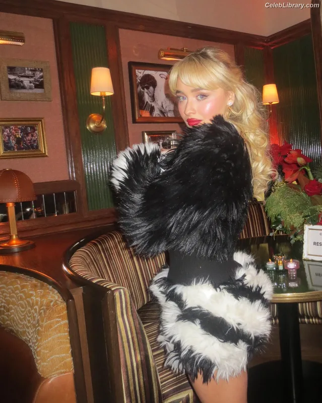 Sabrina Carpenter photo 2 of 6403