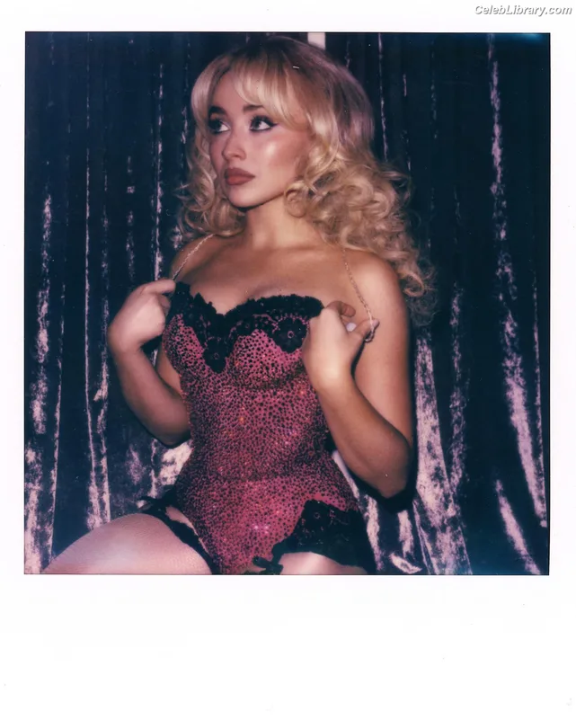 Sabrina Carpenter photo 4 of 6403