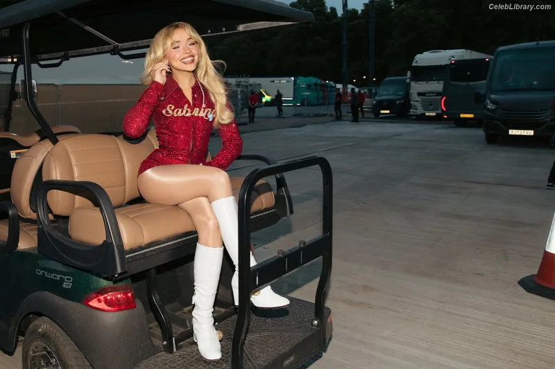 Sabrina Carpenter photo 12 of 6403
