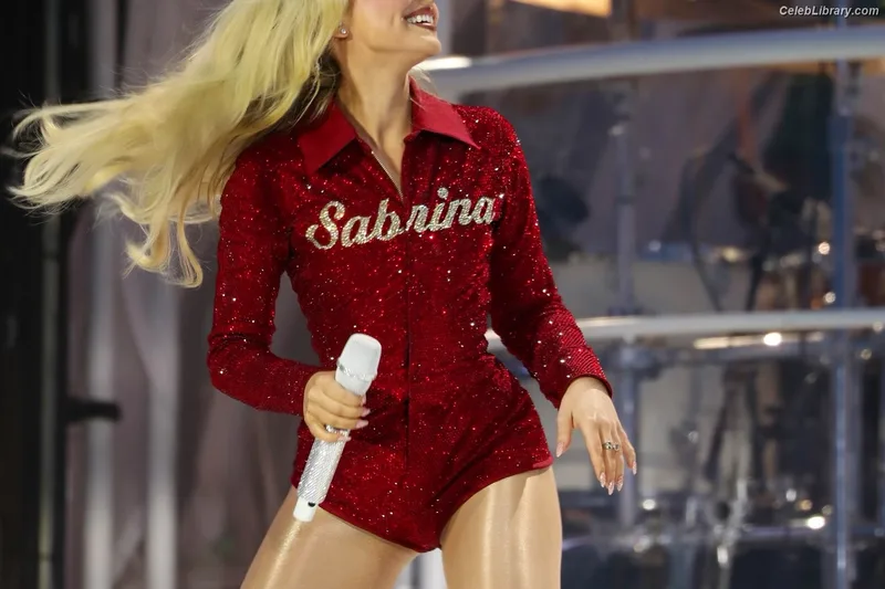 Sabrina Carpenter photo 17 of 6403