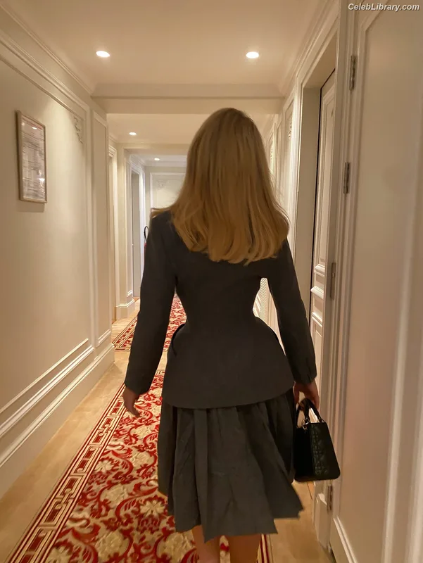 Sabrina Carpenter photo 8 of 6403