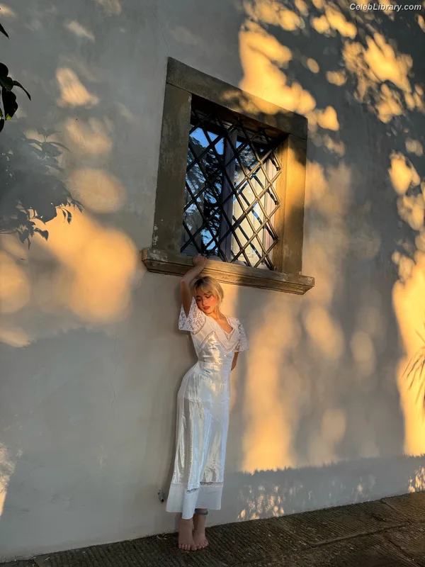 Sabrina Carpenter photo 11 of 6403