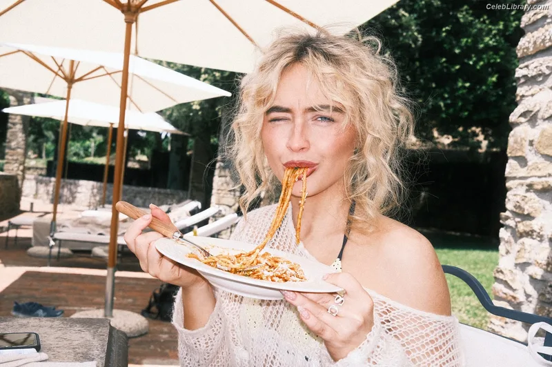 Sabrina Carpenter photo 22 of 6403