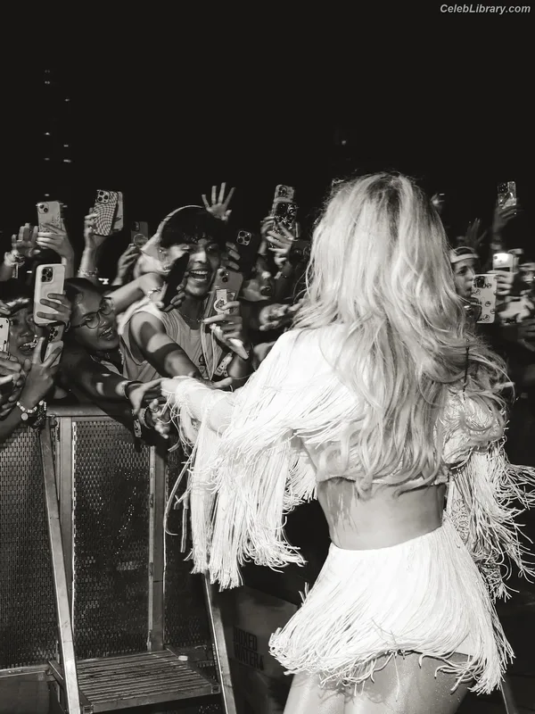 Sabrina Carpenter photo 9 of 6403