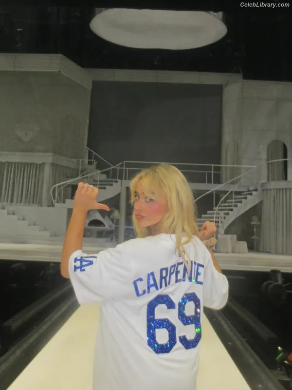 Sabrina Carpenter photo 4 of 6403