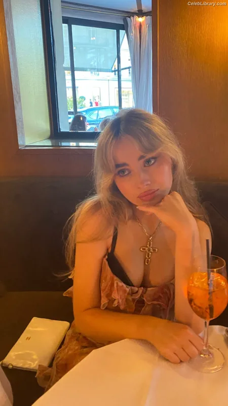 Sabrina Carpenter photo 3 of 6403