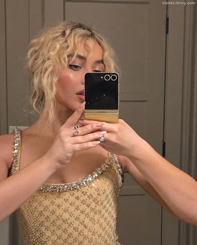 Sabrina Carpenter photo 8 of 6403