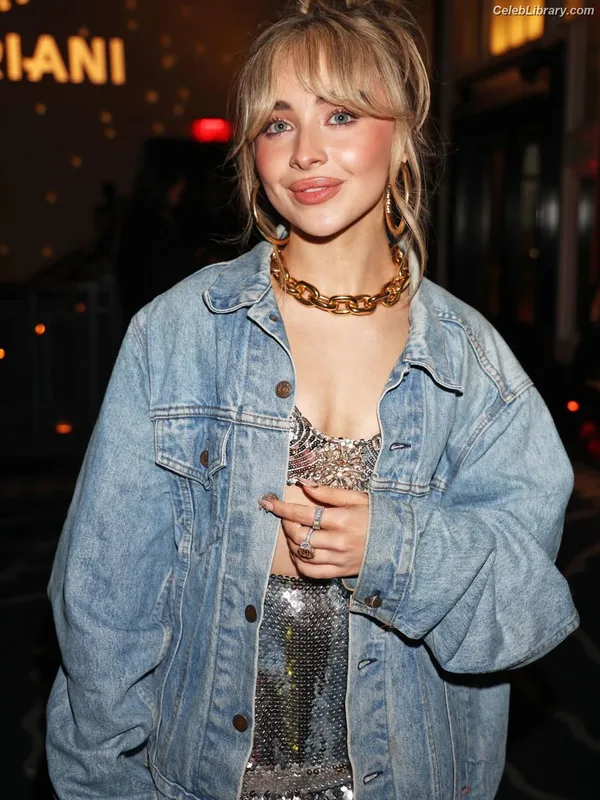 Sabrina Carpenter photo 8 of 6403