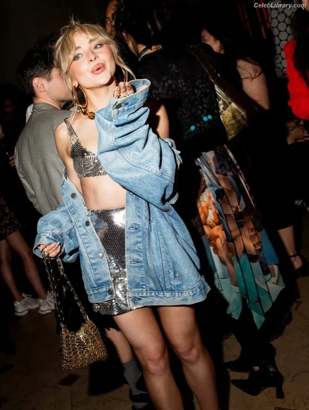 Sabrina Carpenter photo 9 of 6403