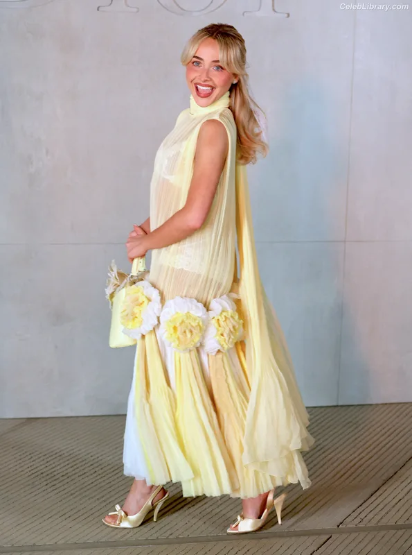 Sabrina Carpenter photo 1 of 6403