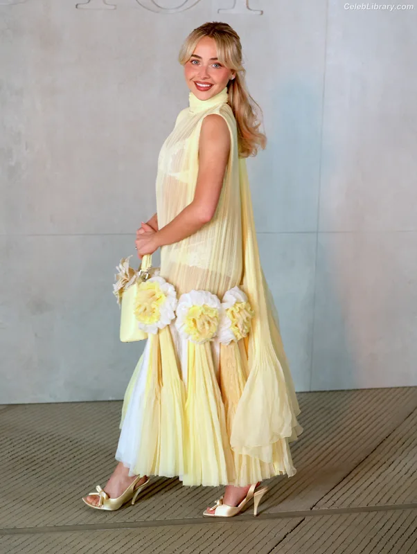 Sabrina Carpenter photo 5 of 6403