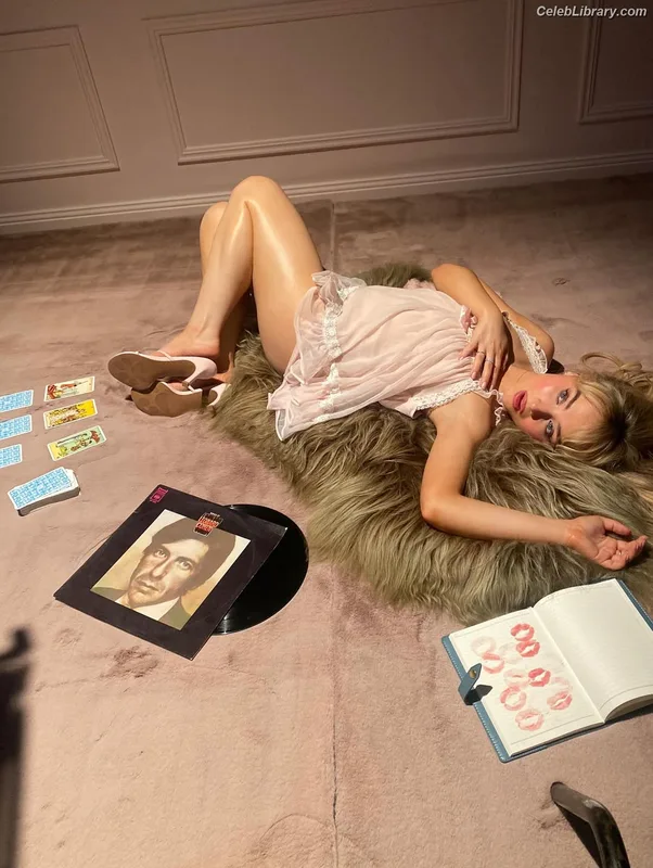 Sabrina Carpenter photo 21 of 6403