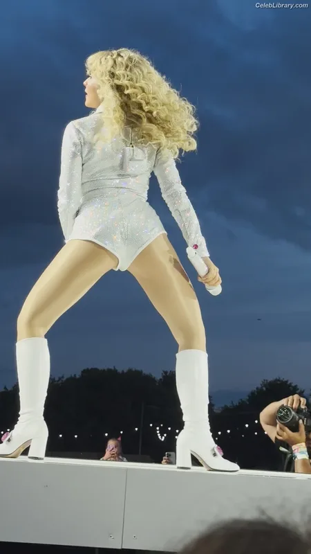 Sabrina Carpenter photo 5 of 6403