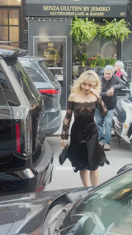 Sabrina Carpenter photo 10 of 6403