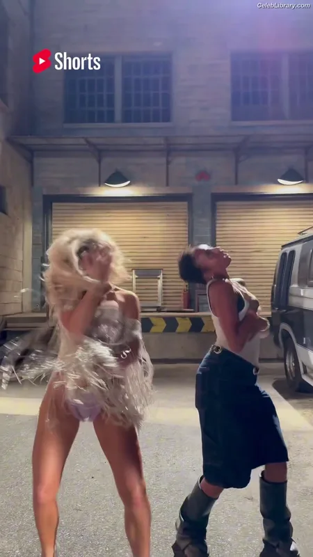 Sabrina Carpenter photo 9 of 6403