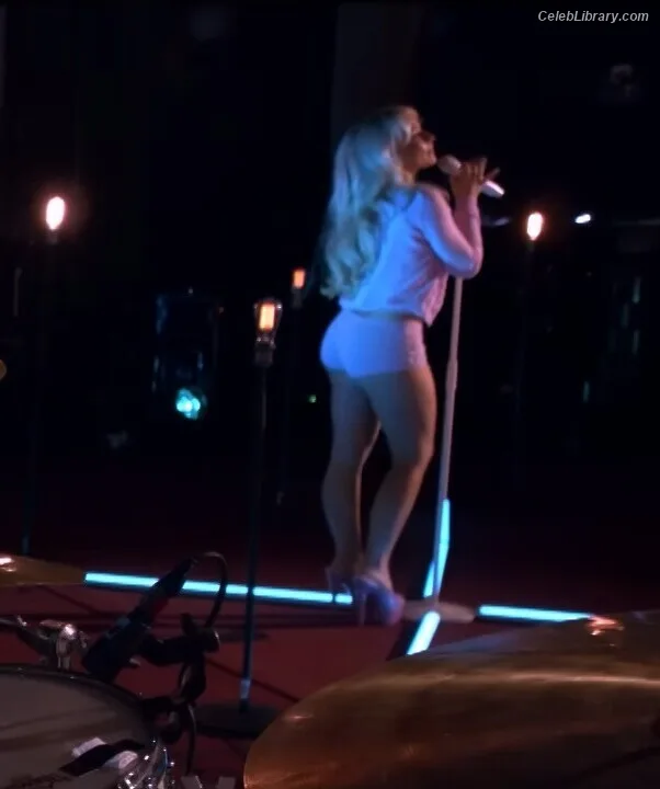 Sabrina Carpenter photo 15 of 6403