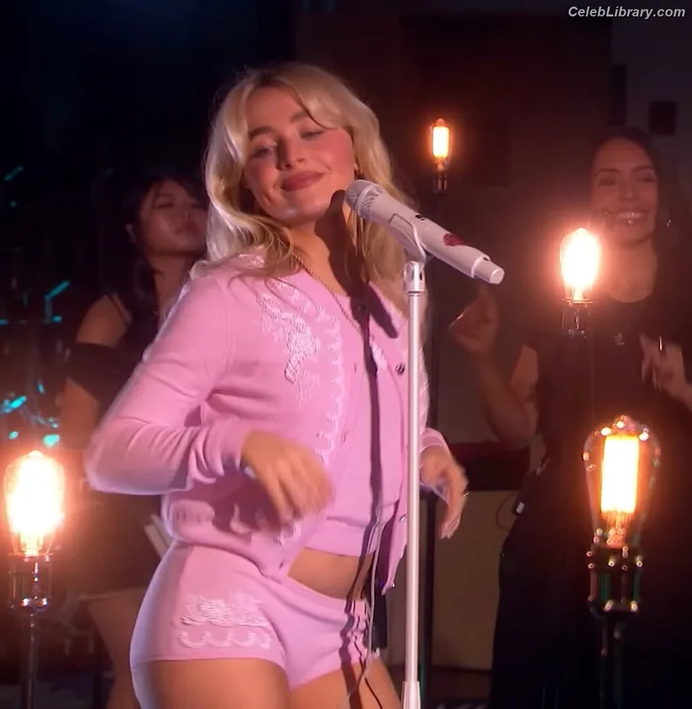 Sabrina Carpenter photo 1 of 6403