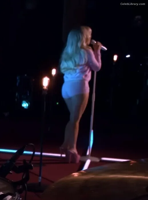 Sabrina Carpenter photo 3 of 6403