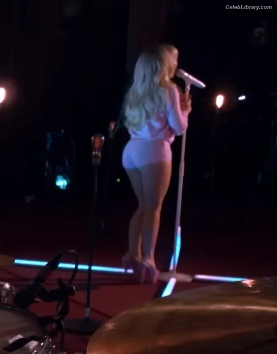 Sabrina Carpenter photo 5 of 6403