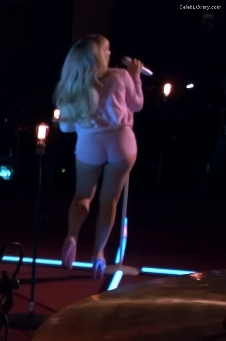 Sabrina Carpenter photo 7 of 6403