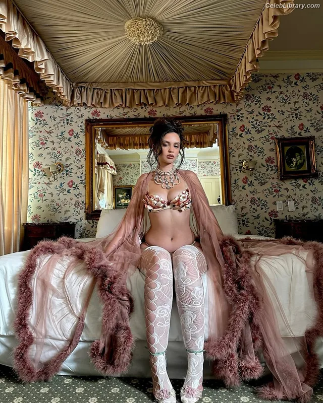 Sabrina Claudio photo 1 of 55
