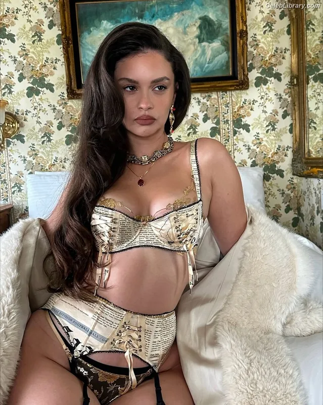 Sabrina Claudio photo 2 of 55