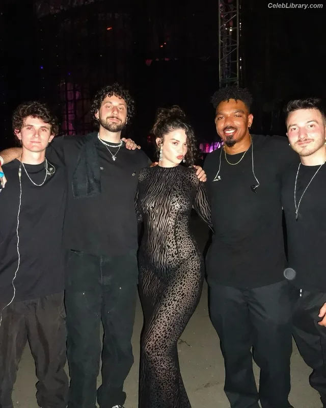 Sabrina Claudio photo 1 of 55