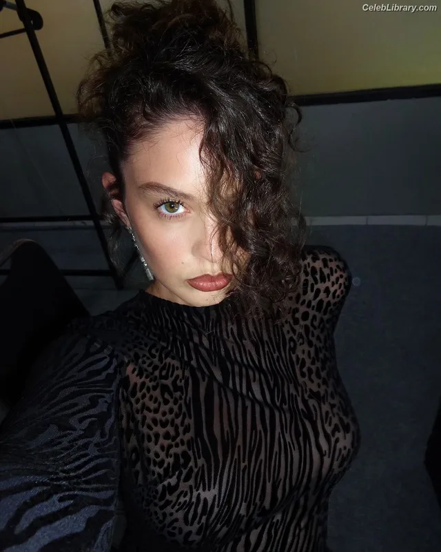 Sabrina Claudio photo 2 of 55