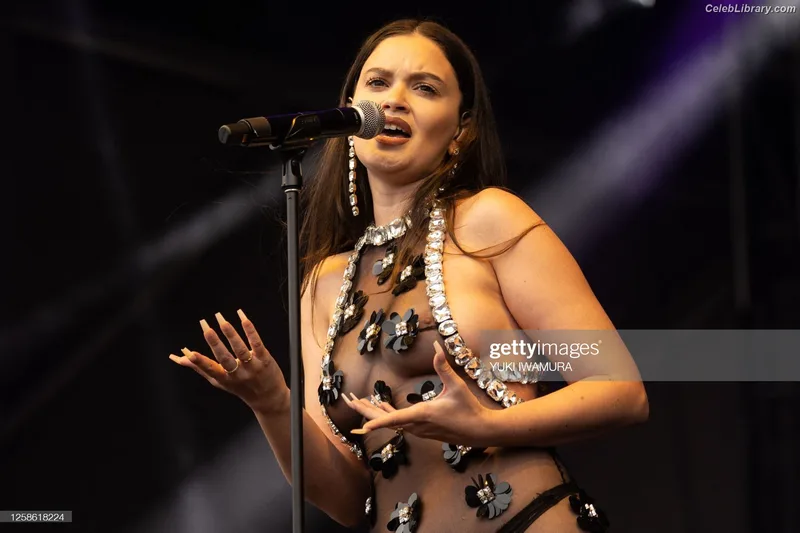 Sabrina Claudio photo 8 of 55