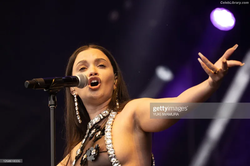 Sabrina Claudio photo 9 of 55