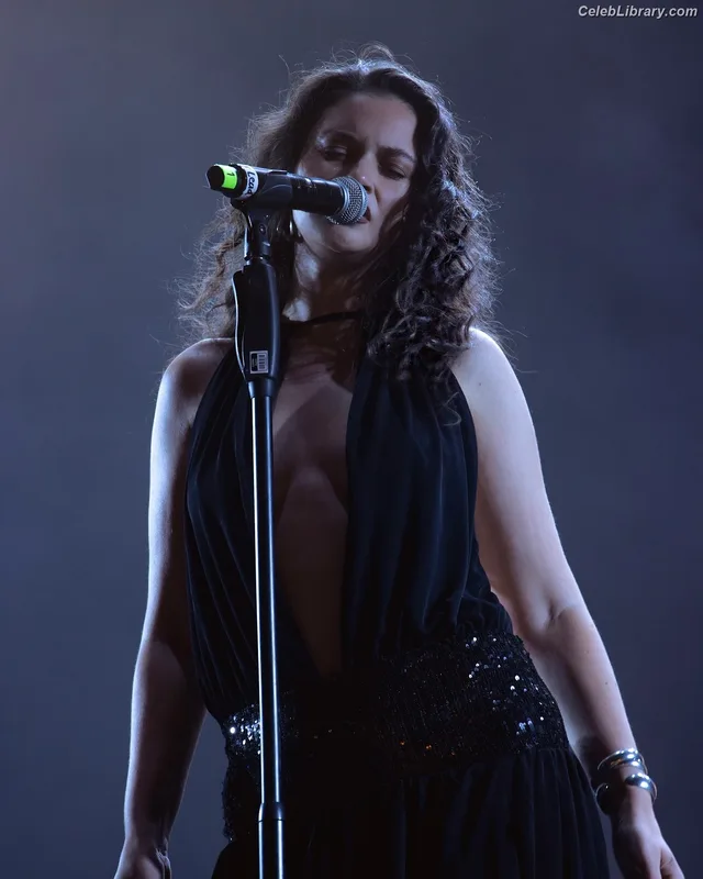 Sabrina Claudio photo 21 of 55