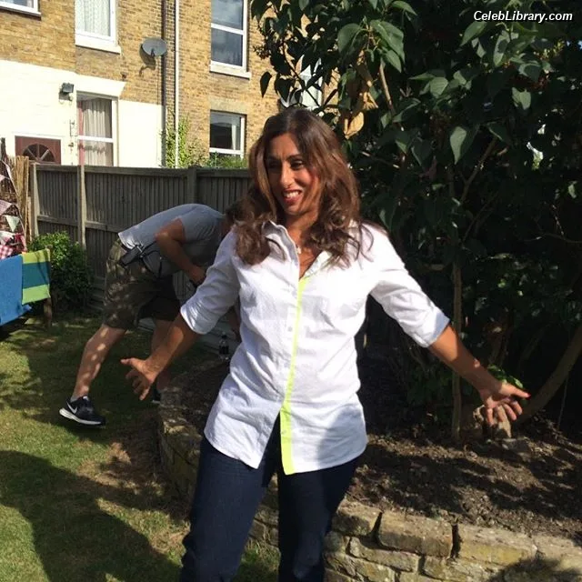 Saira Khan photo 17 of 142