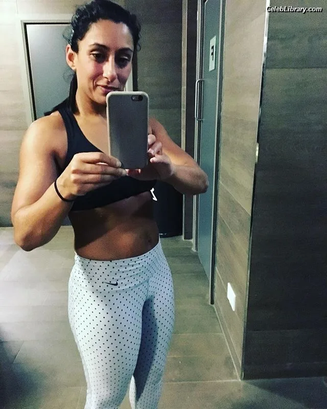 Saira Khan photo 2 of 142