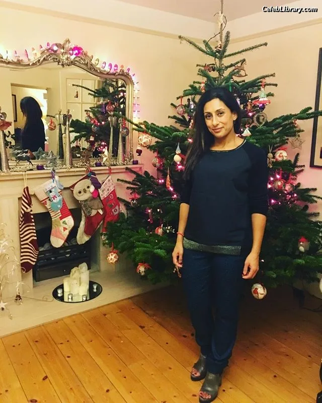 Saira Khan photo 7 of 142