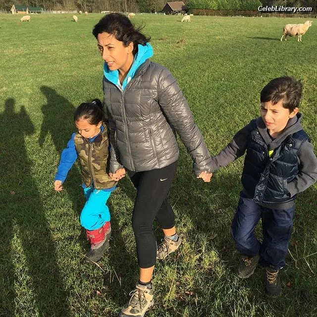 Saira Khan photo 8 of 142