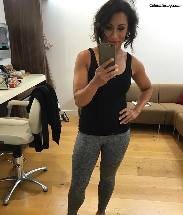 Saira Khan photo 2 of 142