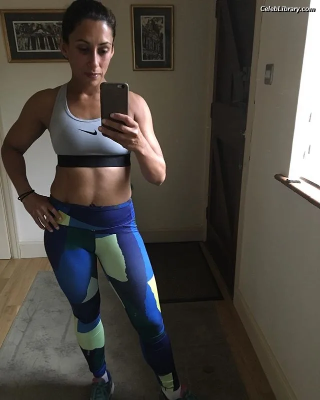 Saira Khan photo 5 of 142