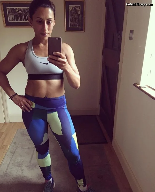 Saira Khan photo 7 of 142