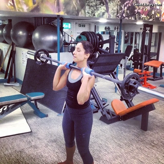 Saira Khan photo 8 of 142