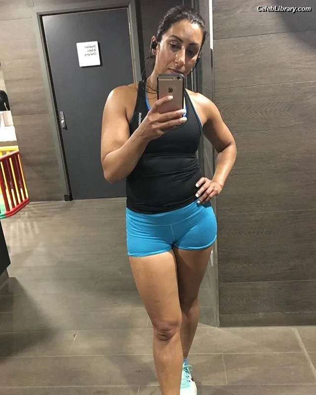 Saira Khan photo 15 of 142