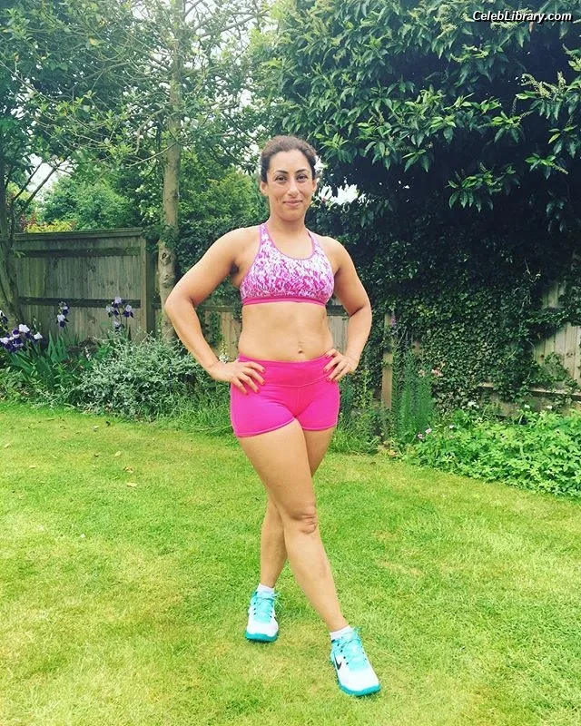 Saira Khan photo 16 of 142