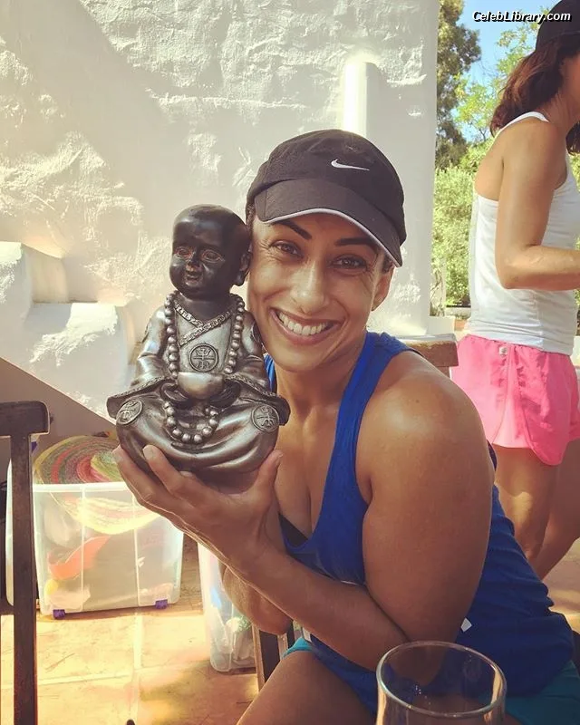 Saira Khan photo 17 of 142