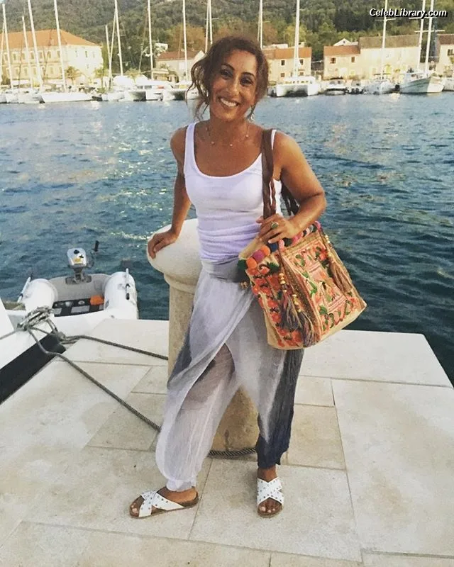 Saira Khan photo 20 of 142